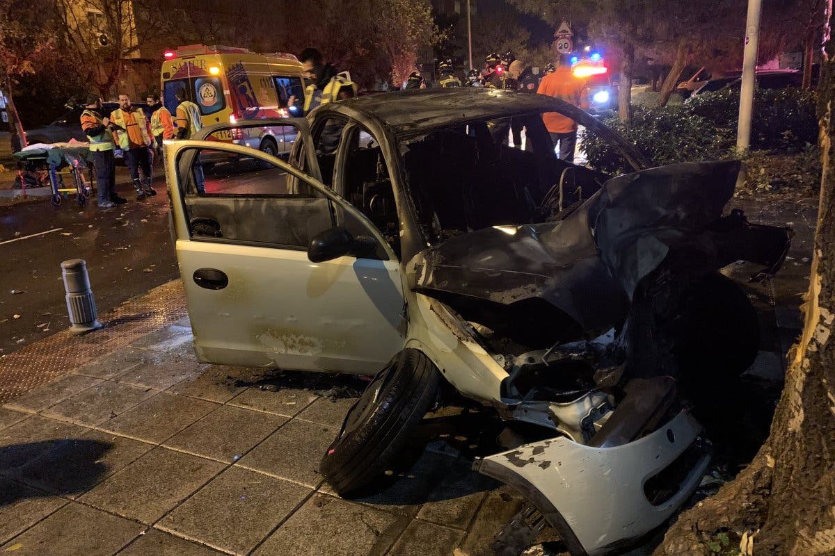 Un vehículo sale ardiendo tras chocar contra un árbol en Usera