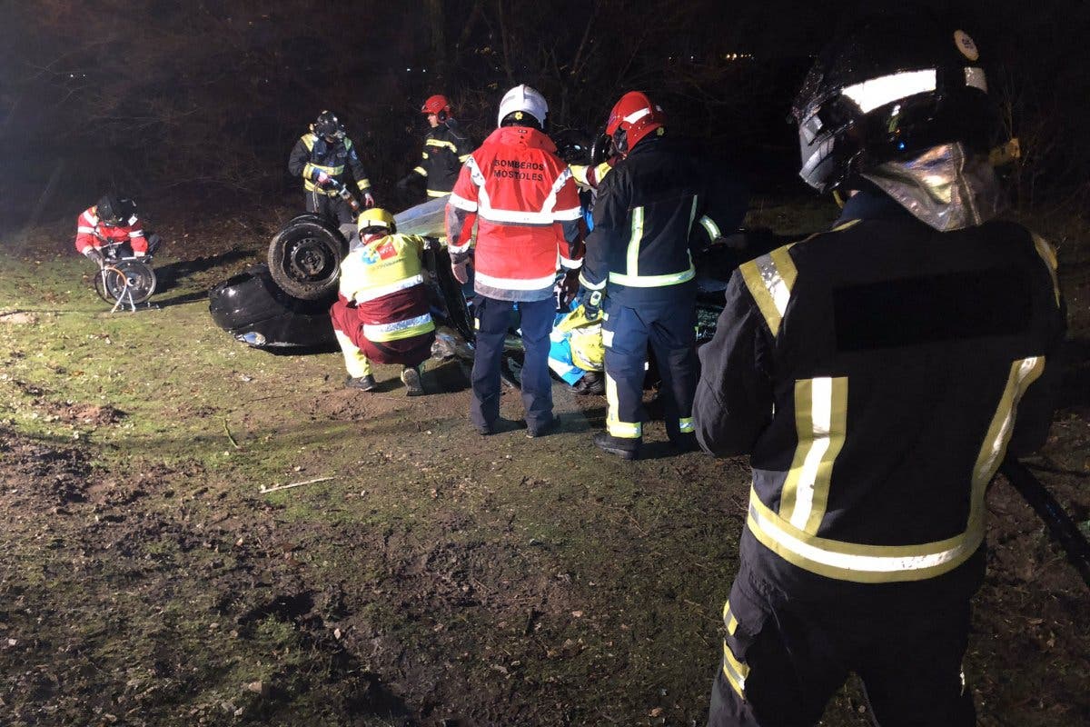 Herido grave un conductor de 52 años tras tras chocar contra otro coche en Móstoles