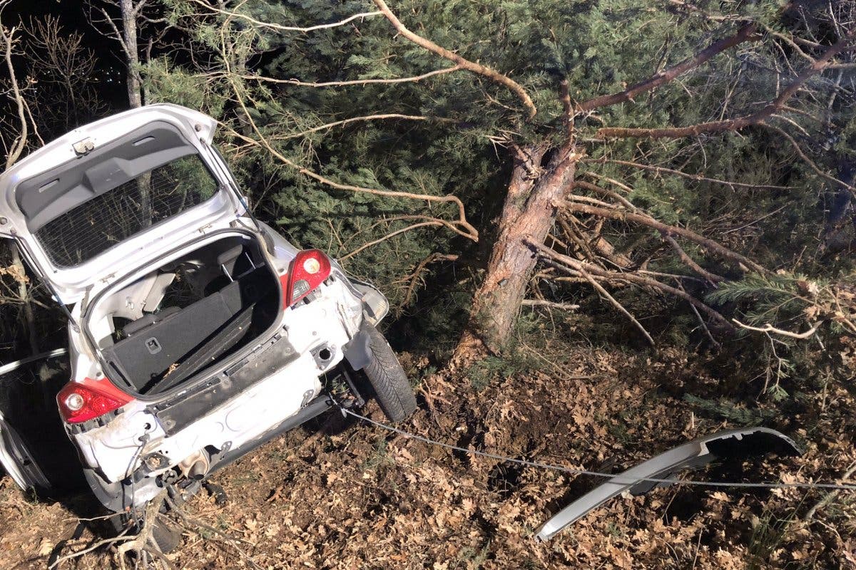 Muere una joven tras chocar su coche contra un árbol en Los Molinos