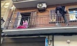 El beso de una anciana al policía que la rescató en Madrid