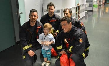 Los Bomberos visitan a los niños ingresados en el Hospital de Torrejón