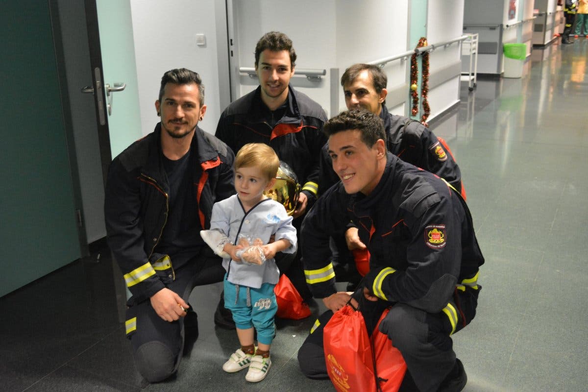 Los Bomberos visitan a los niños ingresados en el Hospital de Torrejón