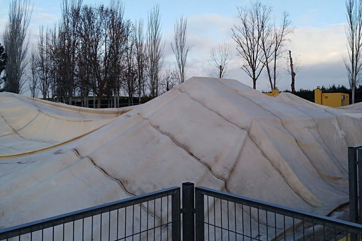 El temporal tumba la carpa de la piscina climatizada de Algete