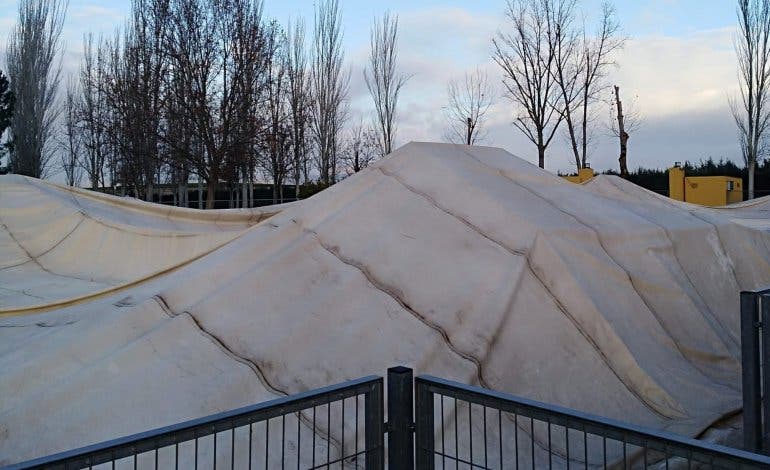 El temporal tumba la carpa de la piscina climatizada de Algete