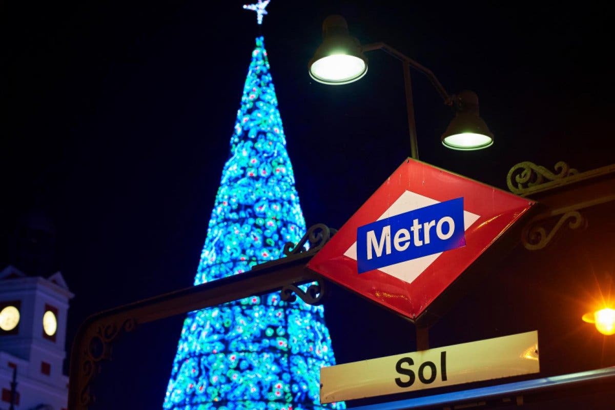 Una docena de Papás Noel azules sorprenderán a los viajeros de Metro