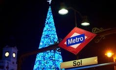 Una docena de Papás Noel azules sorprenderán a los viajeros de Metro