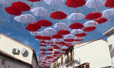 Daganzo cubre una calle de paraguas para potenciar el comercio local