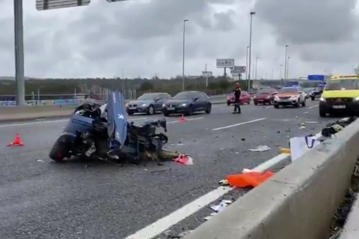 Dos heridos y un coche partido en dos en un accidente en la A6