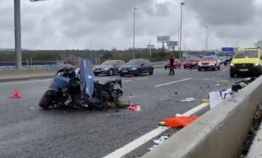 Dos heridos y un coche partido en dos en un accidente en la A6