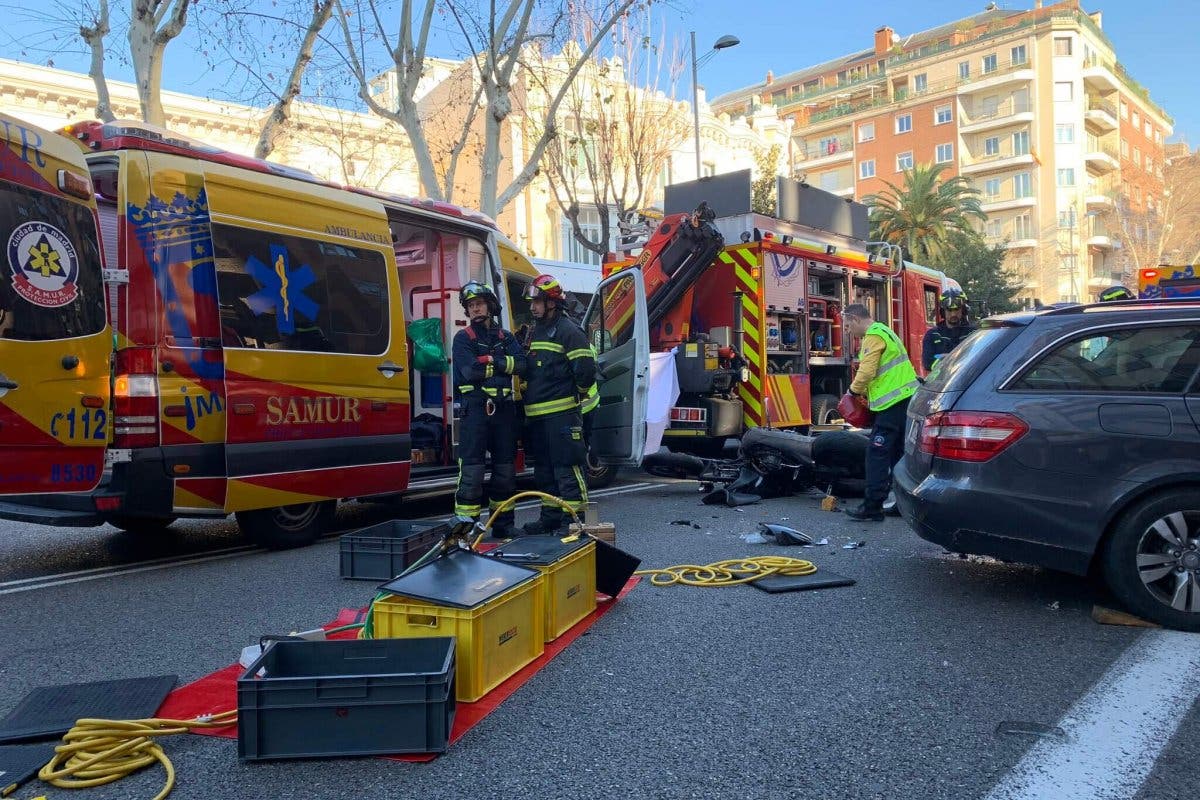 Un motorista muerto tras chocar contra un coche en Madrid 