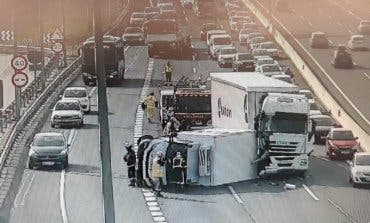 Aparatoso accidente entre dos camiones en la A-2, en Alcalá de Henares