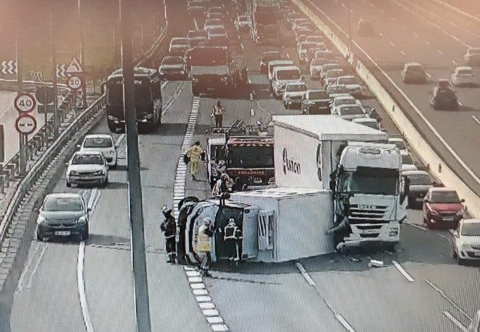 Aparatoso accidente entre dos camiones en la A-2, en Alcalá de Henares