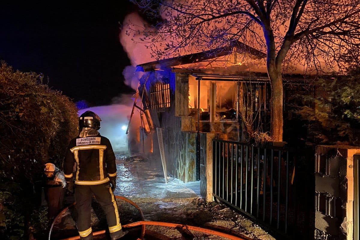 Espectaculares imágenes del incendio que ha arrasado por completo un chalet en El Molar