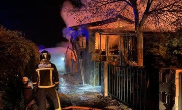 Espectaculares imágenes del incendio que ha arrasado por completo un chalet en El Molar