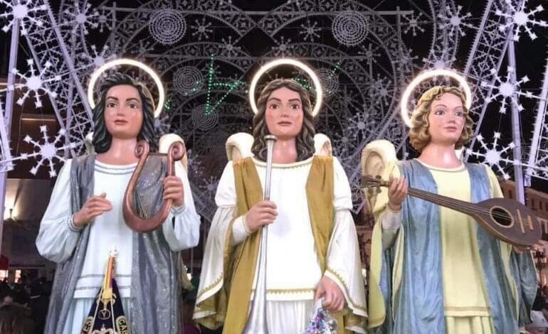 Pasacalles de los Ángeles Navideños Gigantes en las Mágicas Navidades de Torrejón