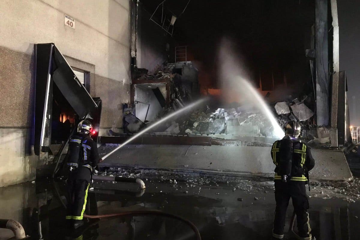 Un incendio destruye 5.000 metros cuadrados de una nave de Hiper Usera 