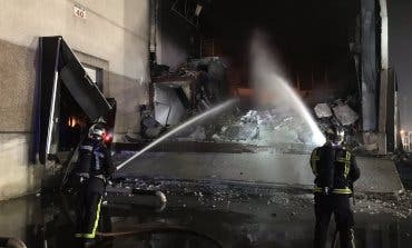 Un incendio destruye 5.000 metros cuadrados de una nave de Hiper Usera 
