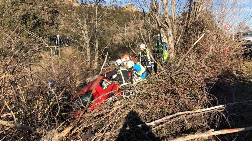 Herida una mujer tras impactar su coche contra un árbol en la M-608