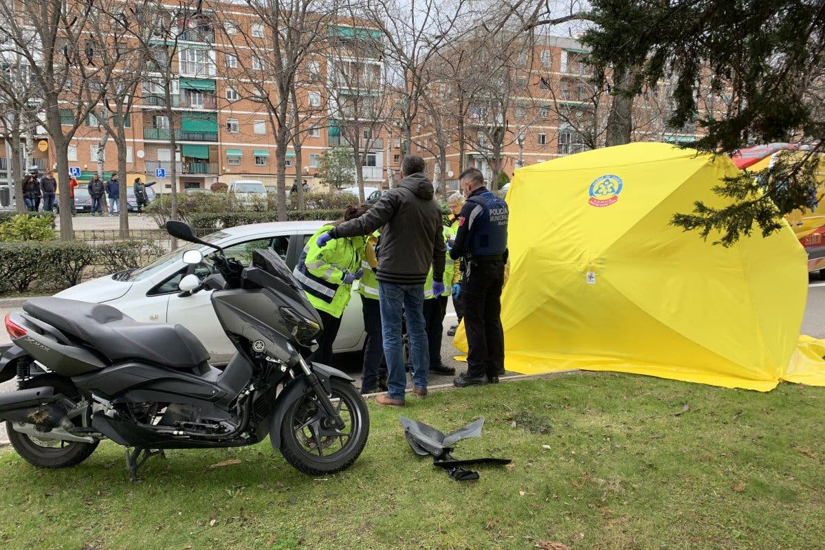 Muere un motorista tras impactar contra varios vehículos en Carabanchel