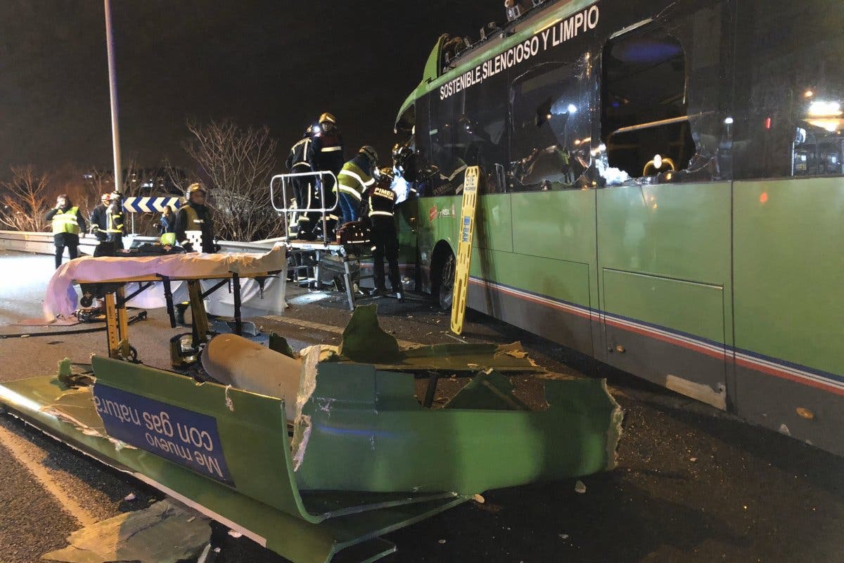 Siete heridos tras el choque de un autobús y dos coches en la A-4