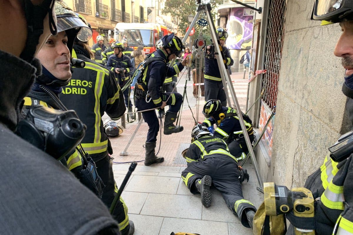 Rescatan a un trabajador atrapado en una galería subterránea en Malasaña 