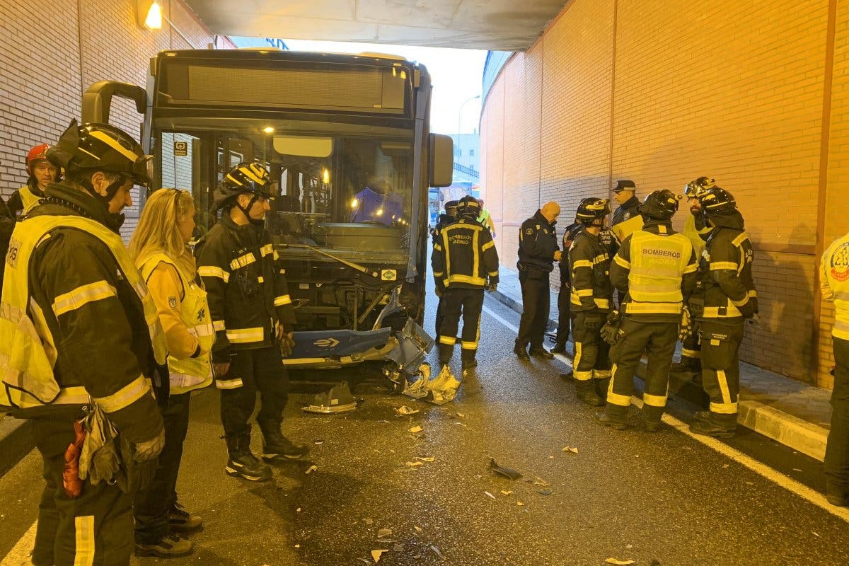 Muere un motorista de 30 años tras chocar contra un autobús de la EMT