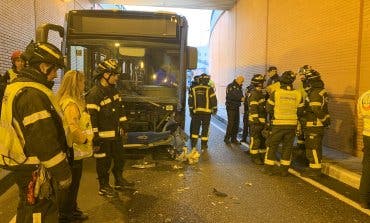 Muere un motorista de 30 años tras chocar contra un autobús de la EMT