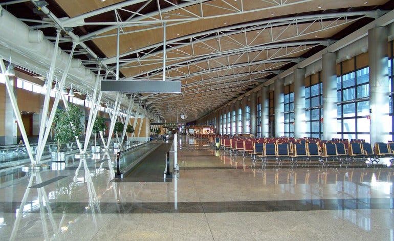 Escapan 17 inmigrantes de las salas de asilo de Barajas tras romper una ventana