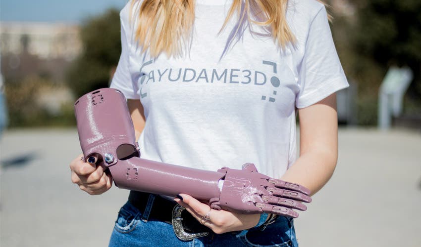 Estudiantes de Alcalá de Henares fabrican prótesis en 3D para personas sin recursos