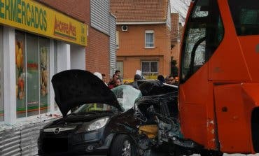 Aparatoso accidente de un autobús escolar en Azuqueca de Henares