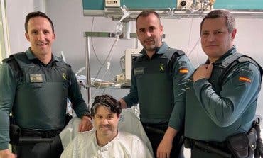 Recibe la visita de los guardias civiles que le salvaron la vida en Arroyomolinos