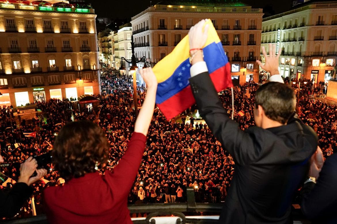 Miles de venezolanos arroparon a Juan Guaidó en Sol para pedir libertad y democracia