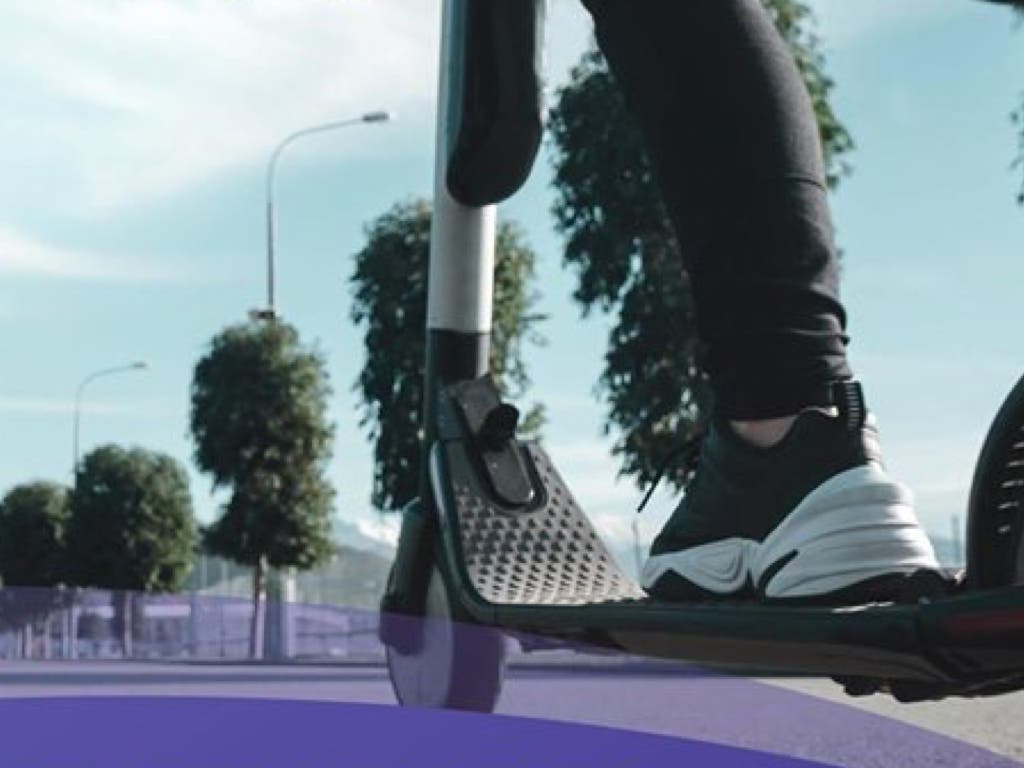 Guadalajara comienza a multar por circular en patinete eléctrico por las aceras