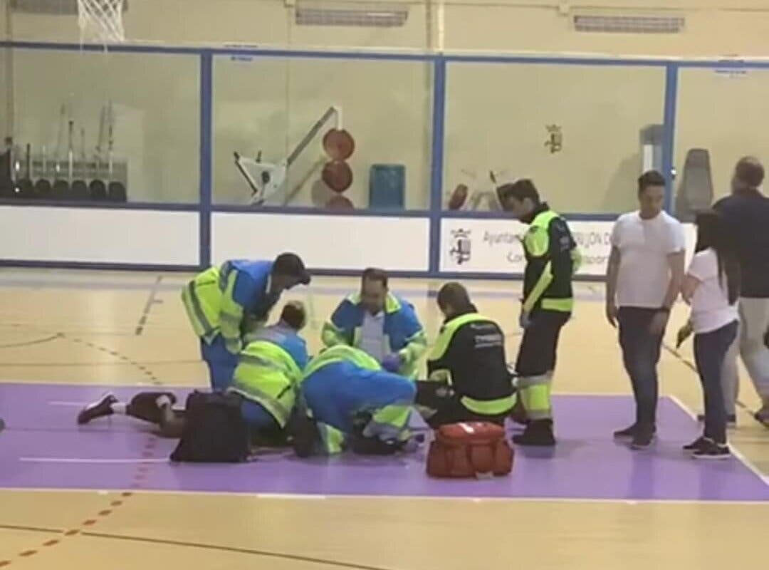 Susto en un partido de baloncesto cadete en Torrejón de Ardoz tras desplomarse un jugador