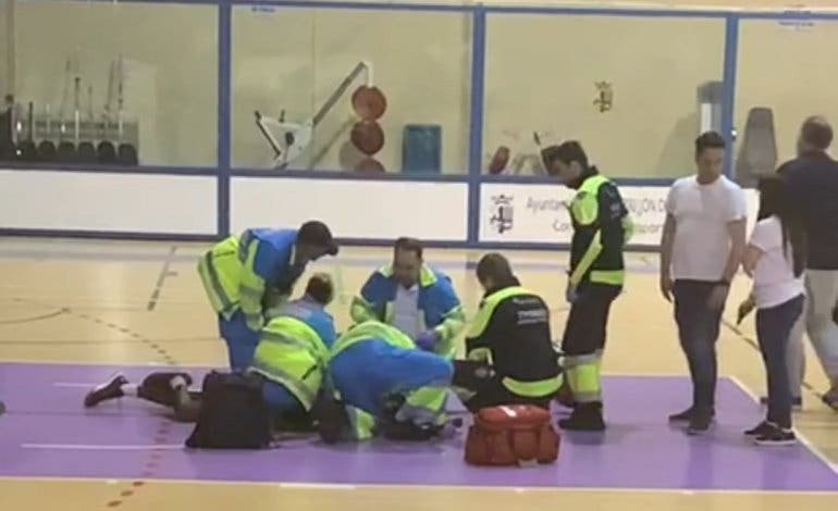 Susto en un partido de baloncesto cadete en Torrejón de Ardoz tras desplomarse un jugador