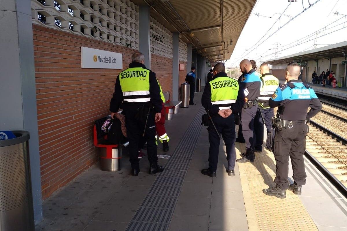 Vigilantes de Cercanías Madrid salvan la vida a una joven tras sufrir un atragantamiento