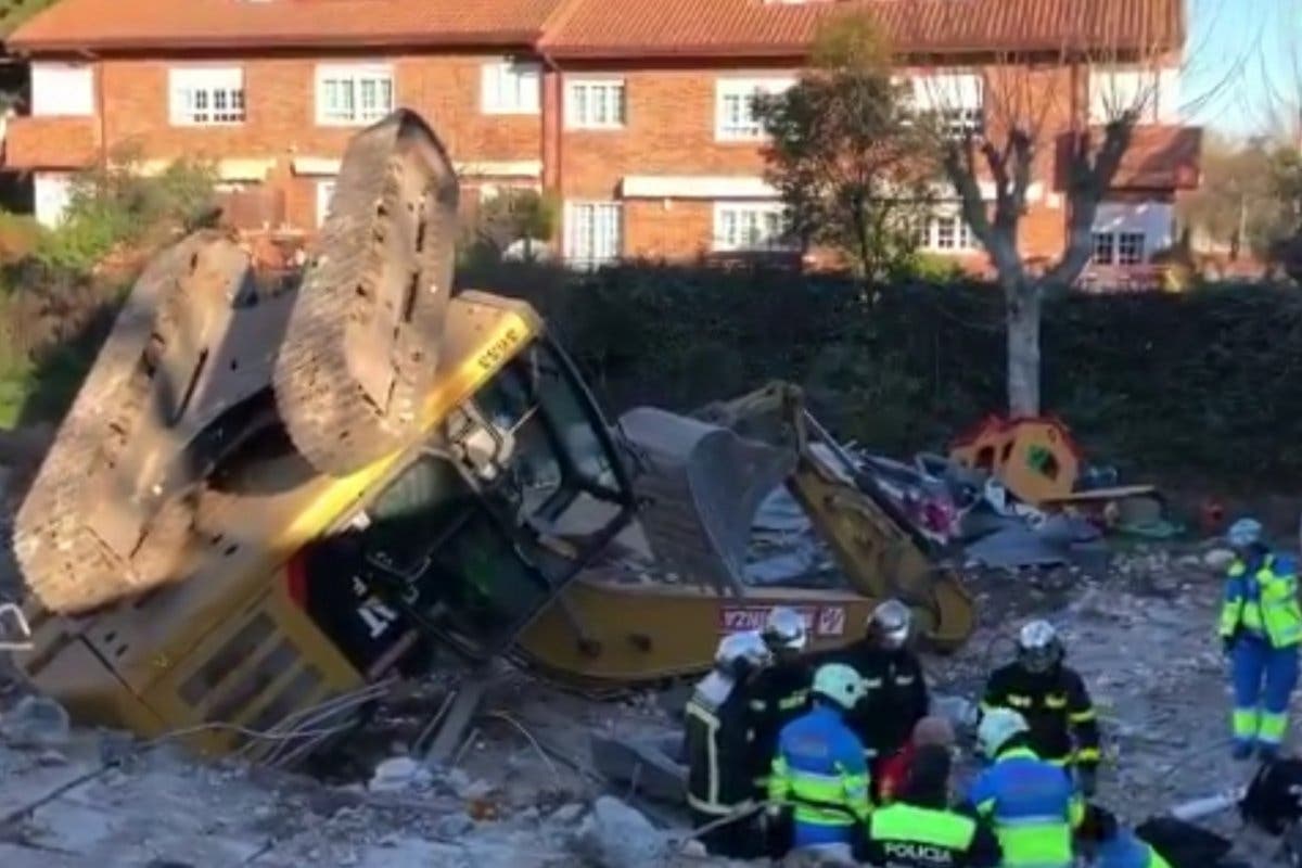 Herido un trabajador al volcar la excavadora que conducía en Pozuelo de Alarcón