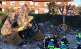 Herido un trabajador al volcar la excavadora que conducía en Pozuelo de Alarcón