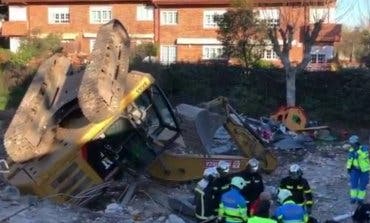 Herido un trabajador al volcar la excavadora que conducía en Pozuelo de Alarcón