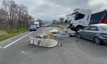 Una mujer y dos menores heridos en un accidente en la A-2