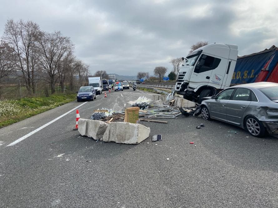 Una mujer y dos menores heridos en un accidente en la A-2