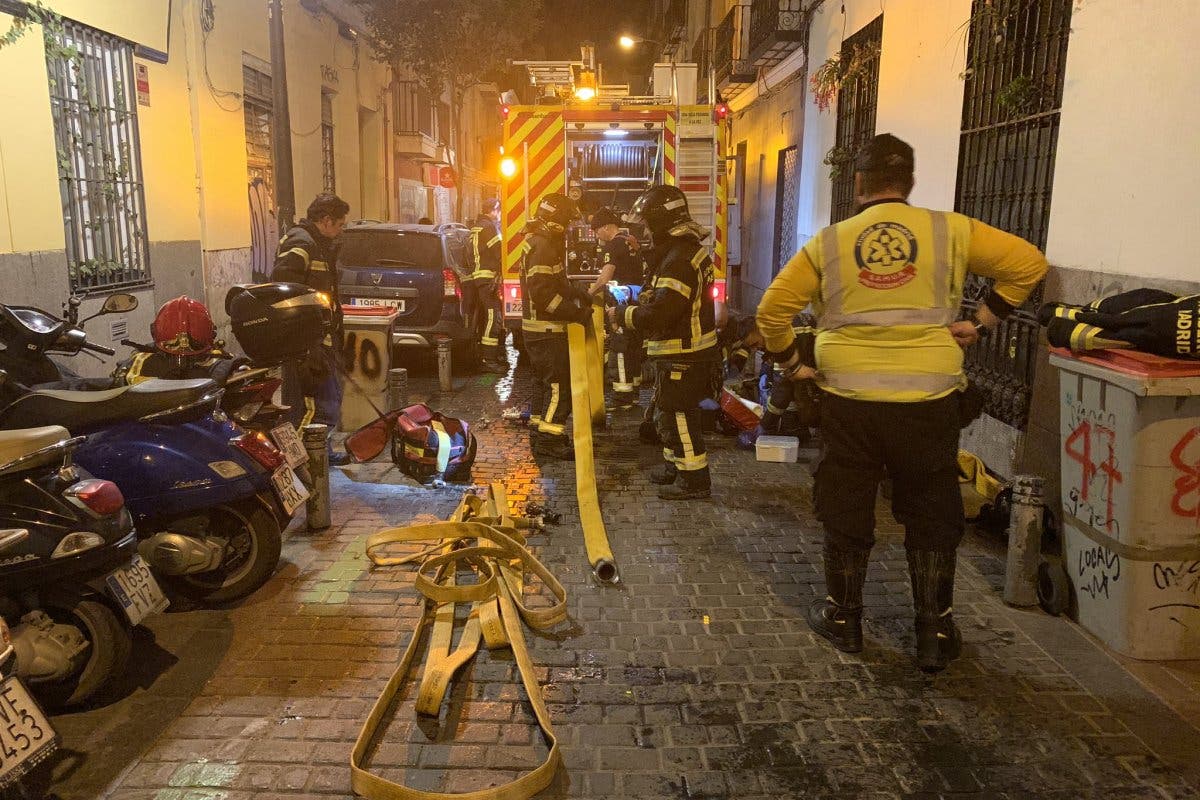 Intoxicado grave en Madrid al desatarse un incendio en su vivienda mientras dormía