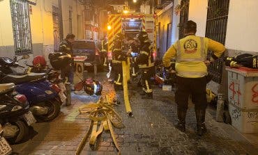 Intoxicado grave en Madrid al desatarse un incendio en su vivienda mientras dormía