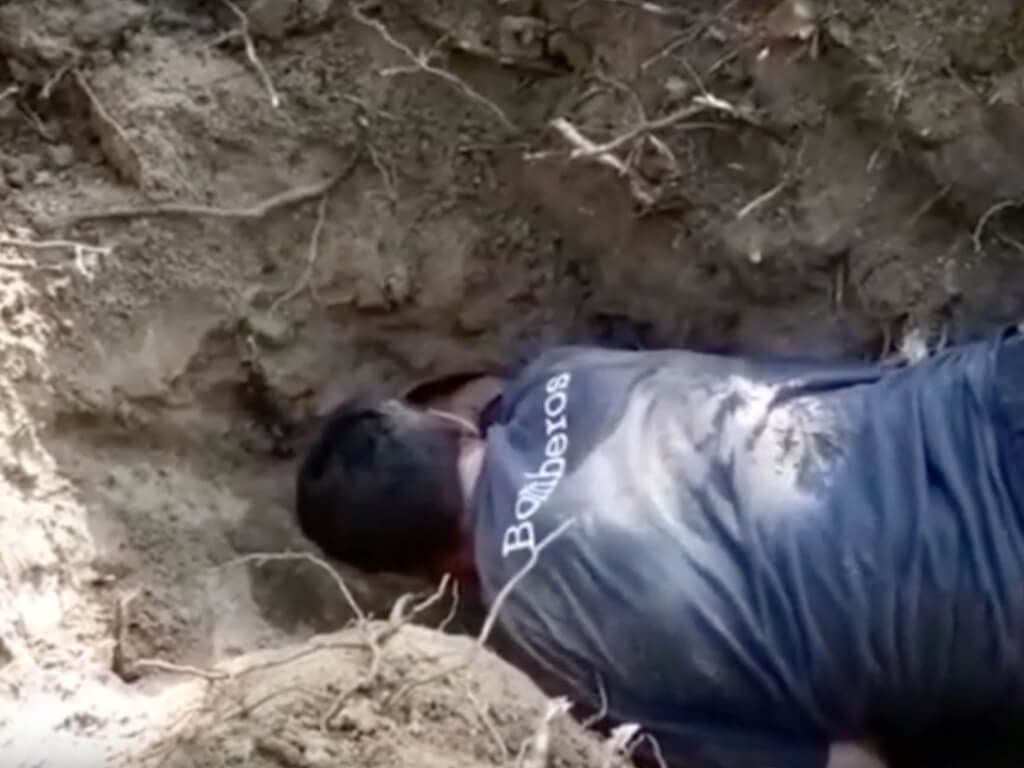 Los Bomberos rescatan a una perra atrapada durante dos horas en una madriguera en Majadahonda