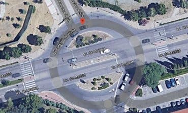 Muere un motorista en Alcalá de Henares tras chocar contra una farola