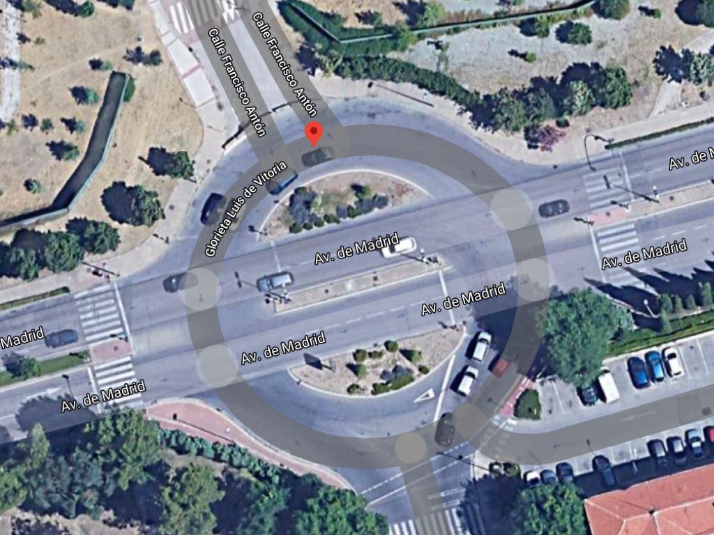 Muere un motorista en Alcalá de Henares tras chocar contra una farola