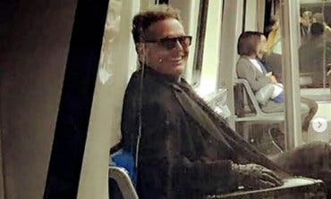 Luis Miguel, pillado viajando con su novia en el tren lanzadera de Barajas