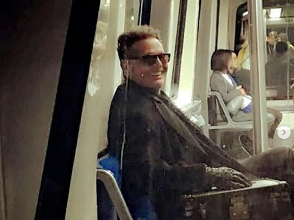 Luis Miguel, pillado viajando con su novia en el tren lanzadera de Barajas