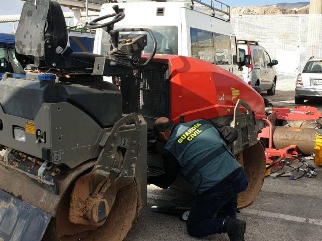 Recuperan en el puerto de Almería maquinaria pesada que había sido robada en Coslada