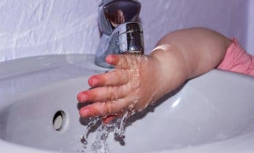 Denuncian continuos cortes de agua a familias vulnerables en Alcalá de Henares